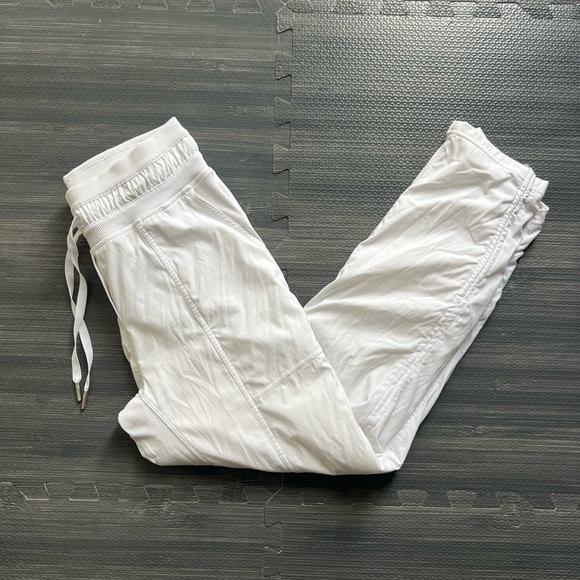 Lululemon Dance Studio Mid-Rise Lined
Cropped Pants in White Size 2 - Picture 1 of 10